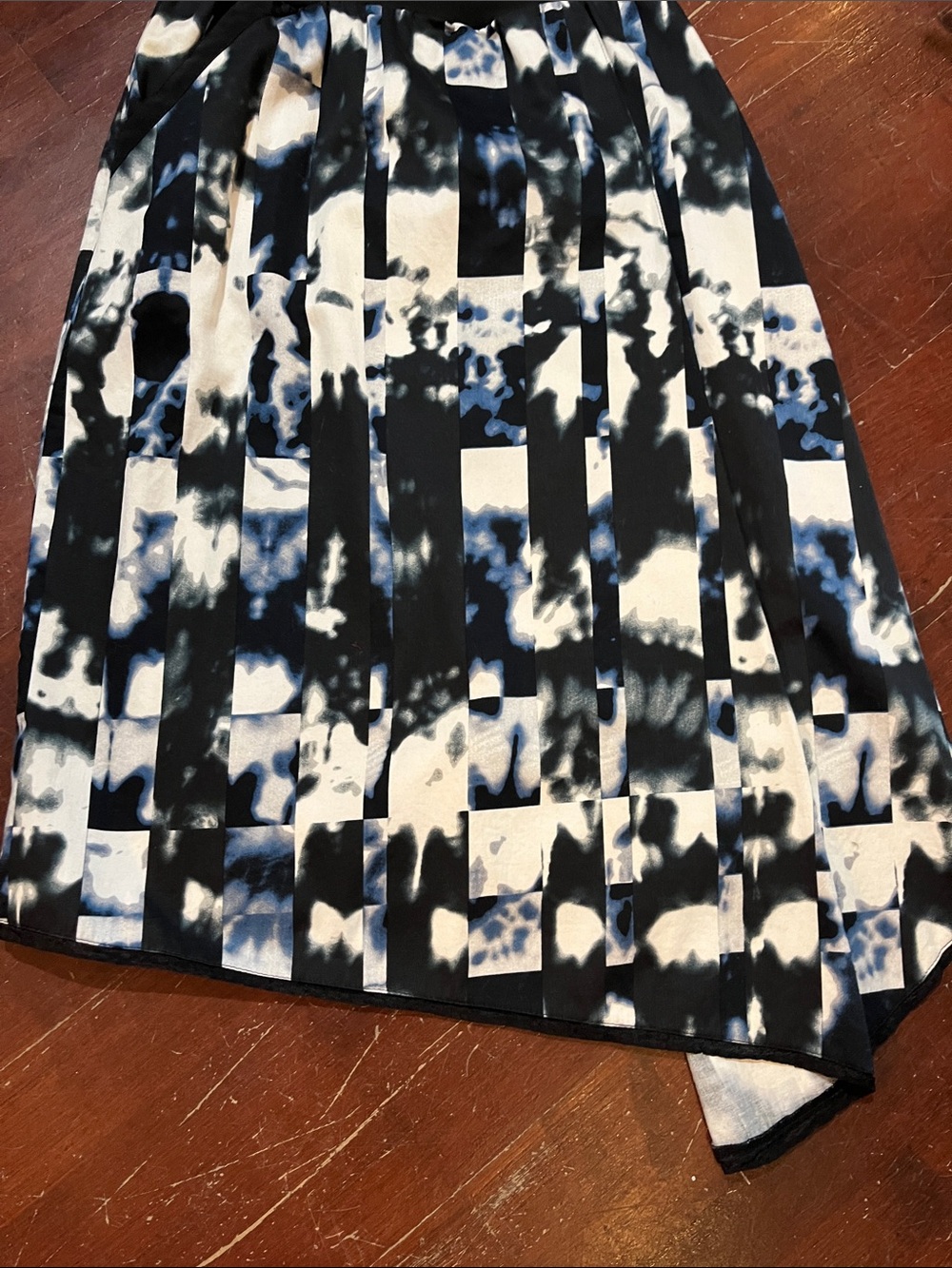 🌻3/$15🌻 Asymmetrical Pleated Skirt in Black, White & Blue - Picture 5 of 10